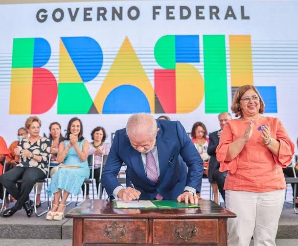 Distribução gratuita de absorvente pelo SUS é aprovada em decreto assinado por Lula