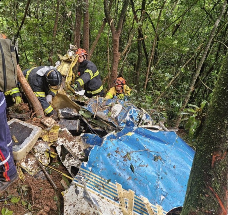 Avião de pequeno porte cai e deixa dois mortos no ABC Paulista