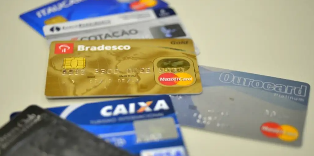 Rotativo do cartão de crédito dispara em 2023, mas governo lança lei que aplica limite aos juros