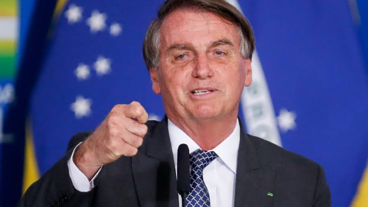 Moraes manda Bolsonaro entregar passaporte em 24 horas